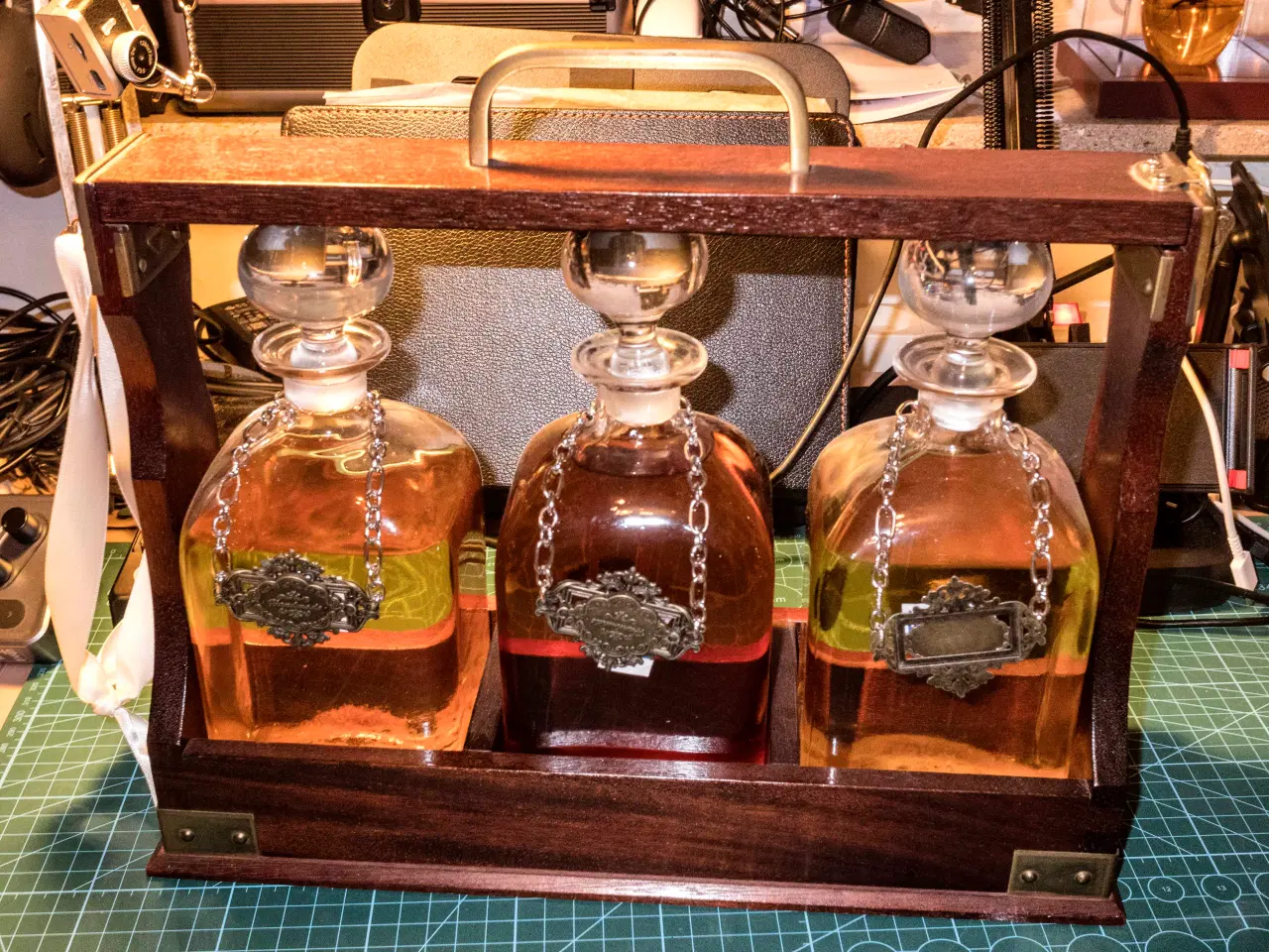 Billede 4 - Tantalus med 3 originale karafler(Uden halsskilte)