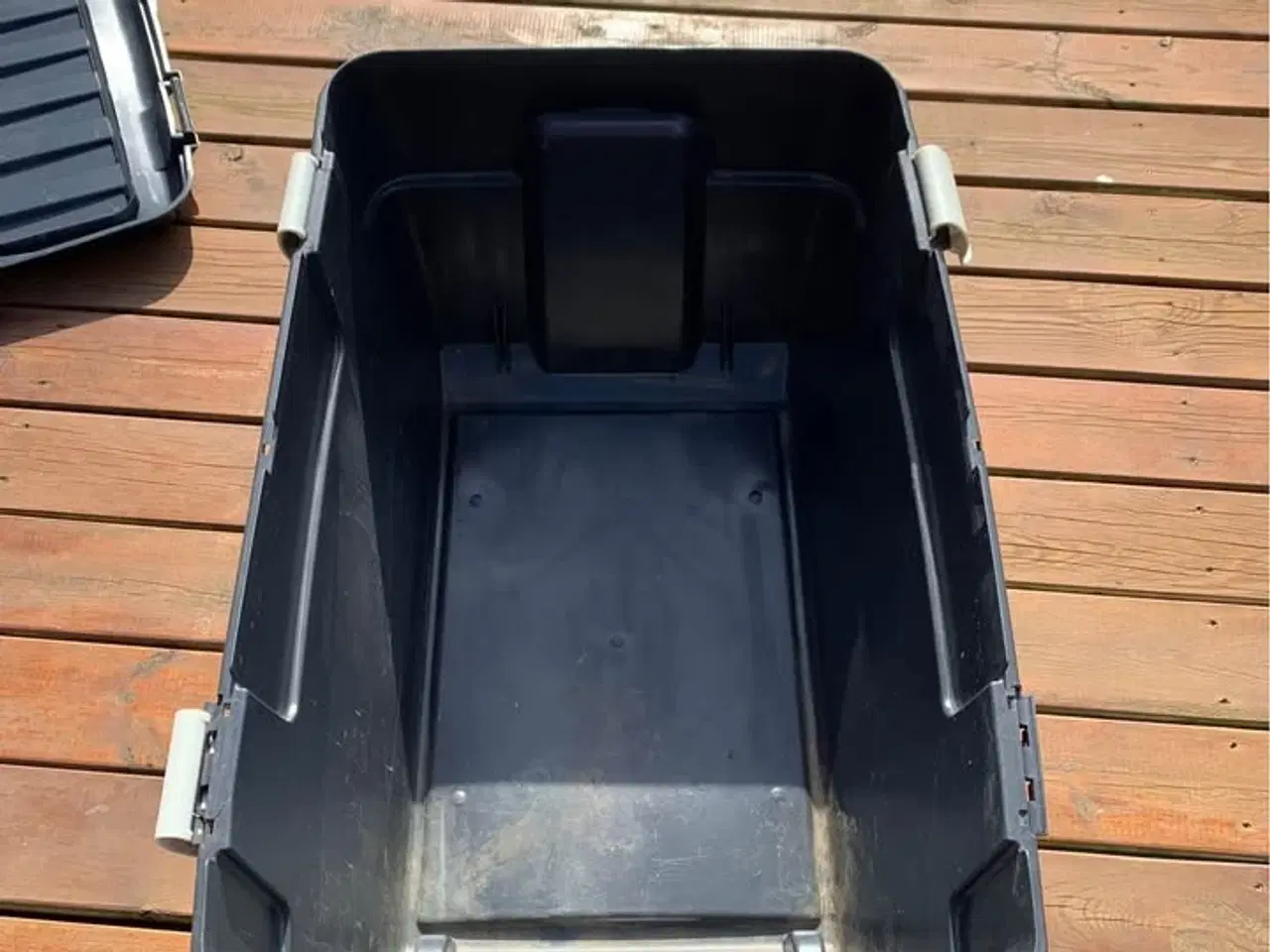 Billede 2 - Stor plast box - bortgives