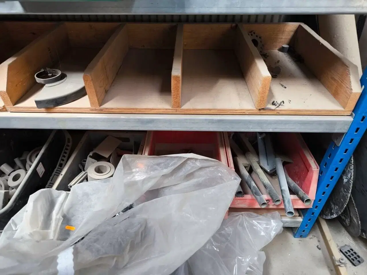 Billede 11 - Indhold på reoler