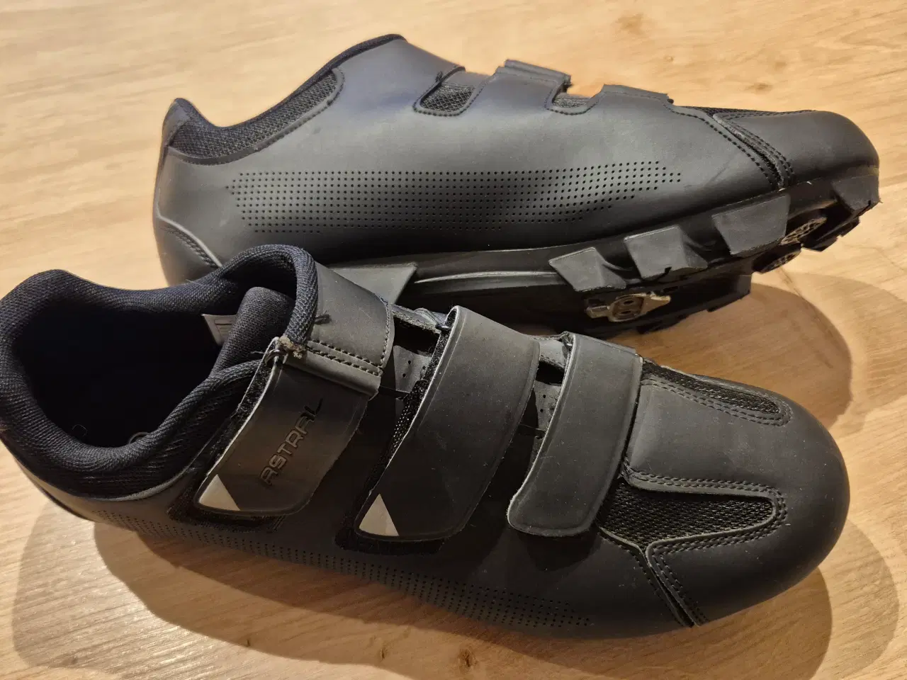 Billede 1 - Div cykeludstyr, sko mm.