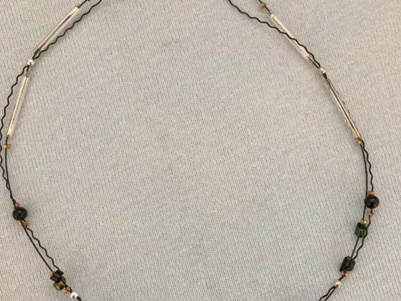 Billede 5 - Håndlavet, unik halskæde med sorte glasperler