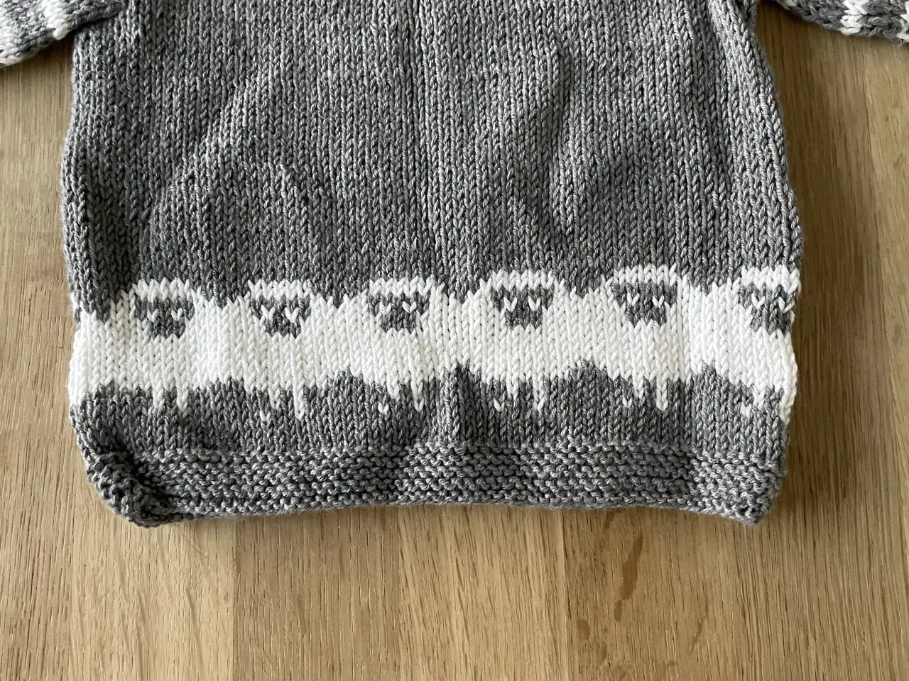 Billede 1 - Sweater med får, ny og ubrugt strik