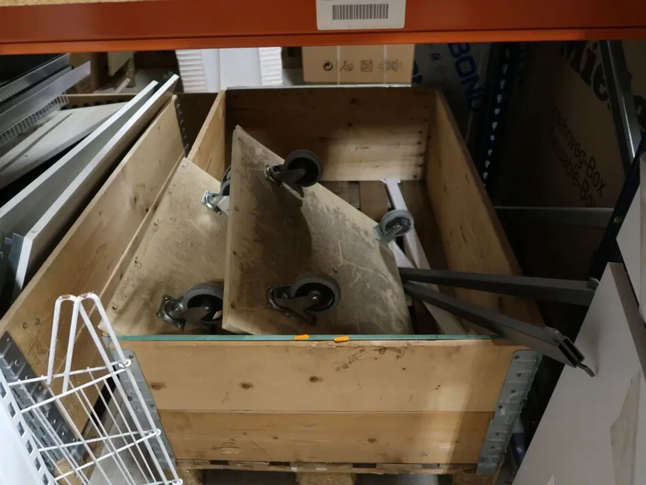 Billede 4 - Skab, palle med møbelhunde, sofabord samt palle med indhold