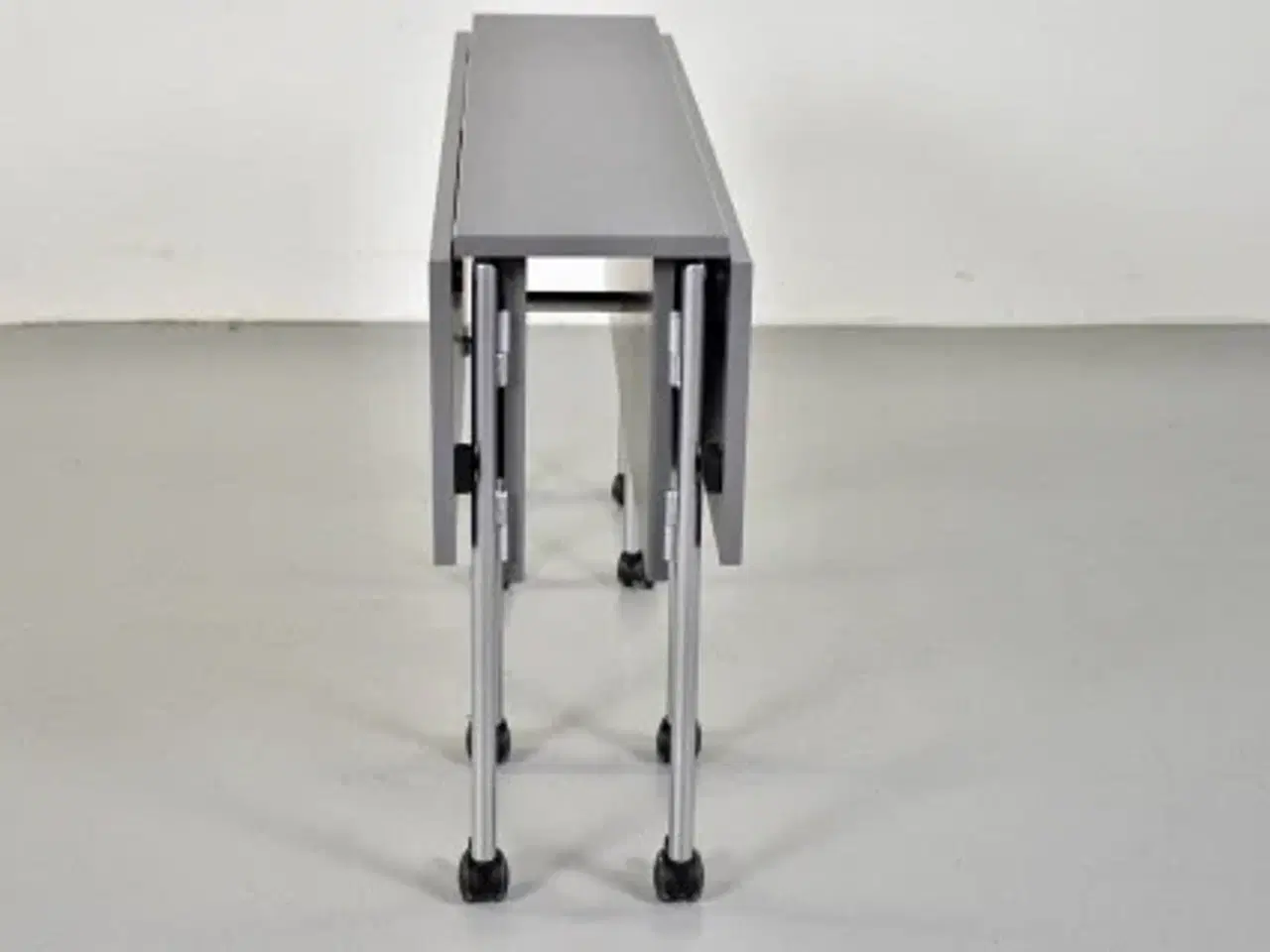 Billede 9 - Klapbord med grå bordplade og hjul