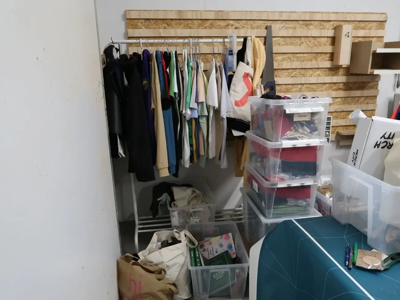 Billede 6 - Stole, borde, tøjstativer med div. Tøj m.m.