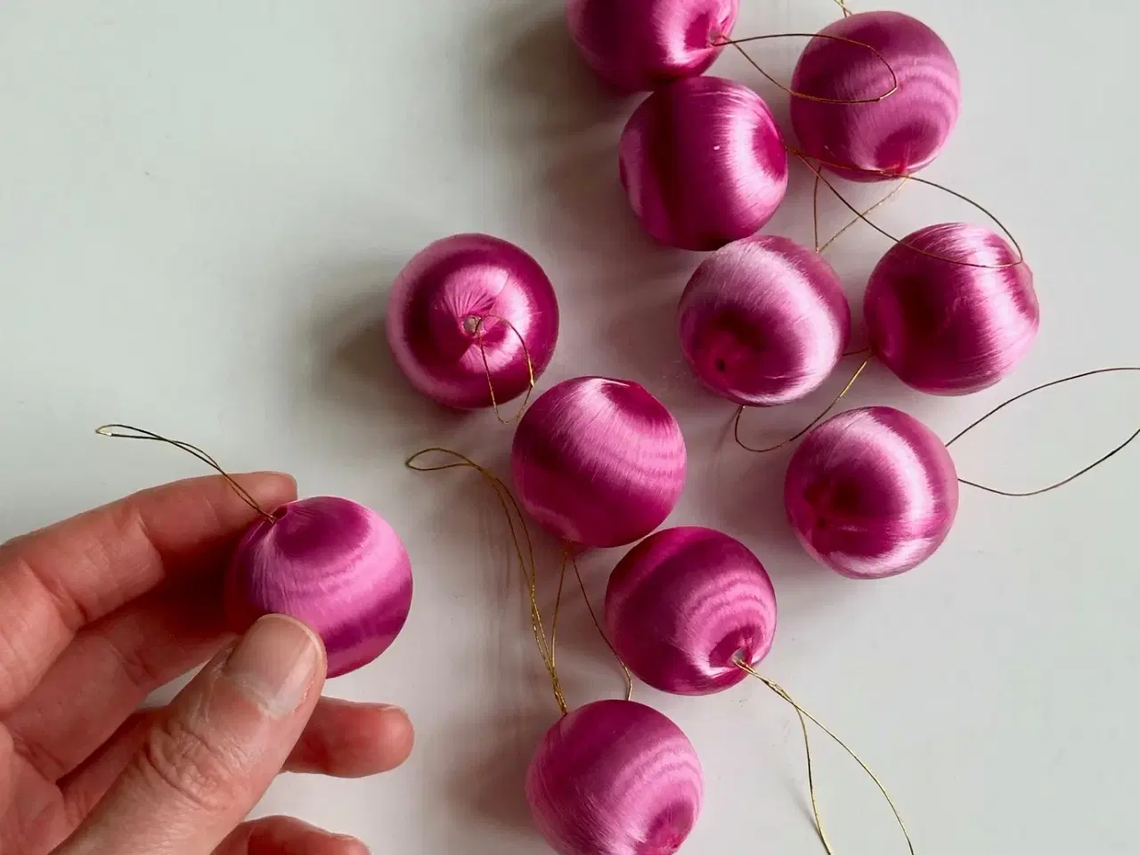 Billede 2 - Lyserøde silkekugler, mini, 11 stk samlet