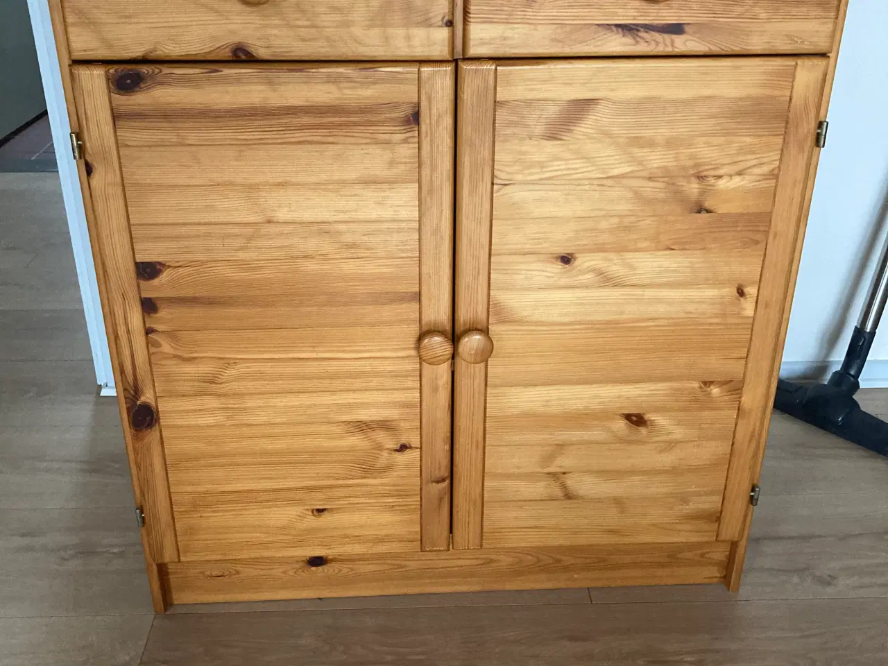 Billede 1 - Kommode med låger og 2 skuffer