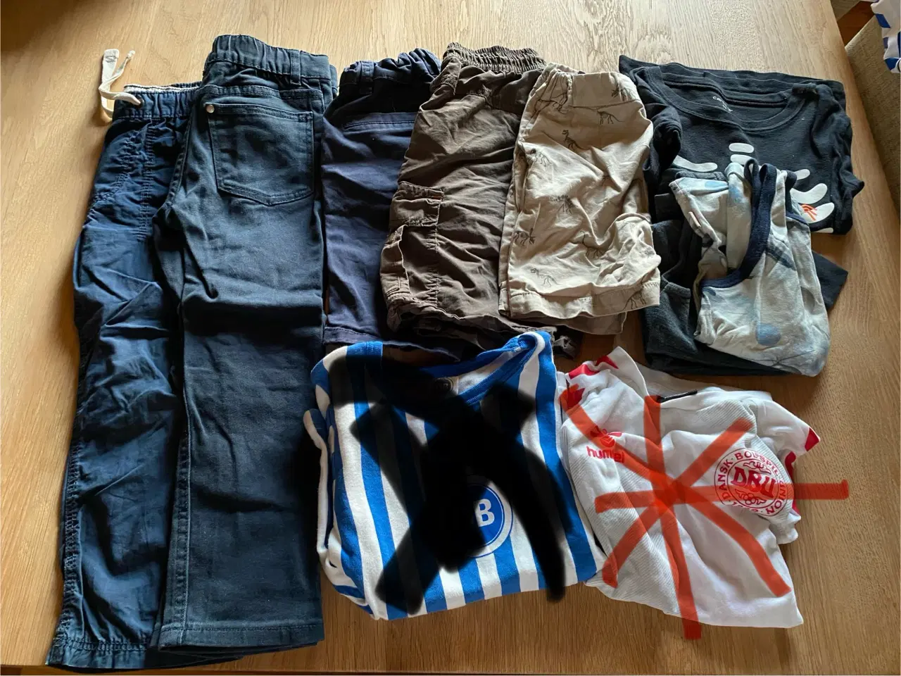 Billede 1 - Drengetøj 104 bukser, shorts og tshirt