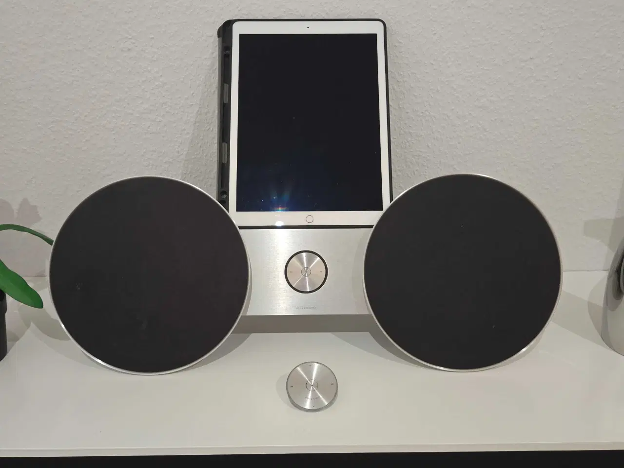 Billede 1 - Lækker Bang og Olufsen A8 Beoplay højtaler med fje