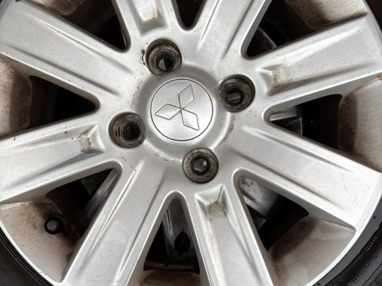 Billede 1 - 4 alufælge, nedslidte sommerdæk på.