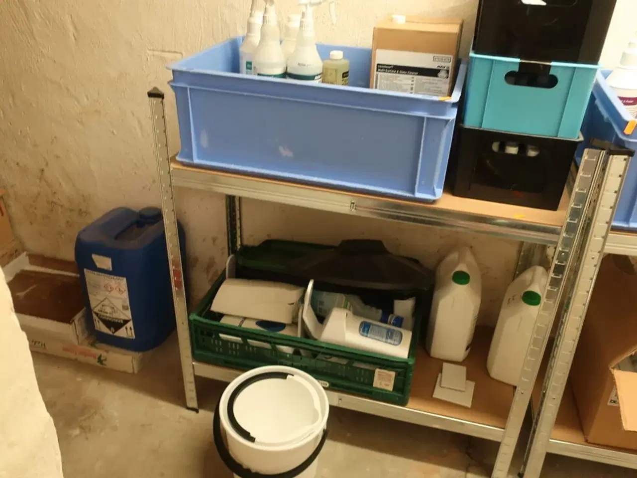 Billede 5 - 3 stk. reoler med indhold