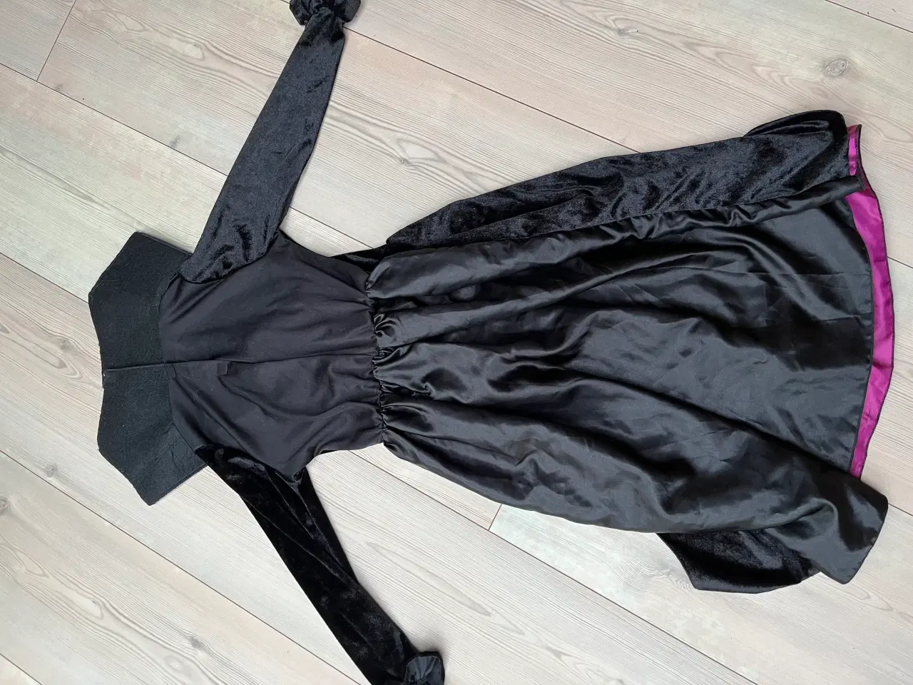 Billede 3 - Udklædningskjole med krave 