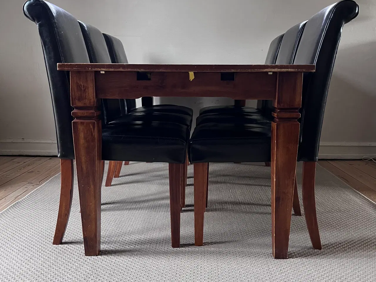 Billede 4 - Spisebord med to tillægsplader og 6 stole