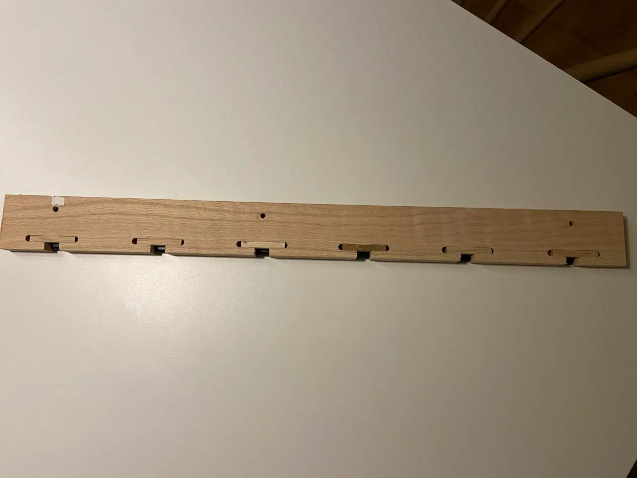 Billede 4 - Flot knagerække i lyst træ, med sorte tangenter