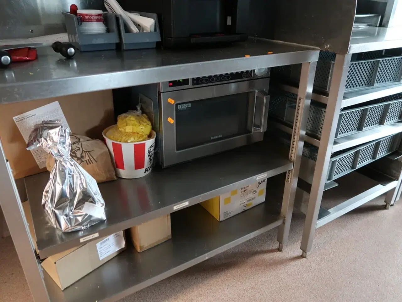 Billede 4 - Rustfri stålbord med indhold uden mikrobølgeovn