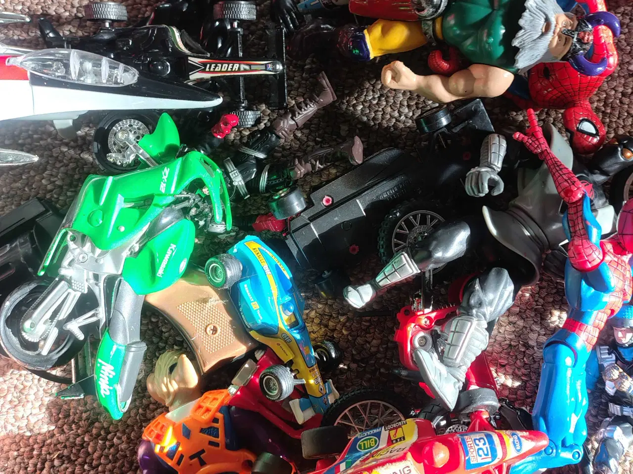 Billede 4 - Blandet legetøj (Action figurer og skydere, biler)