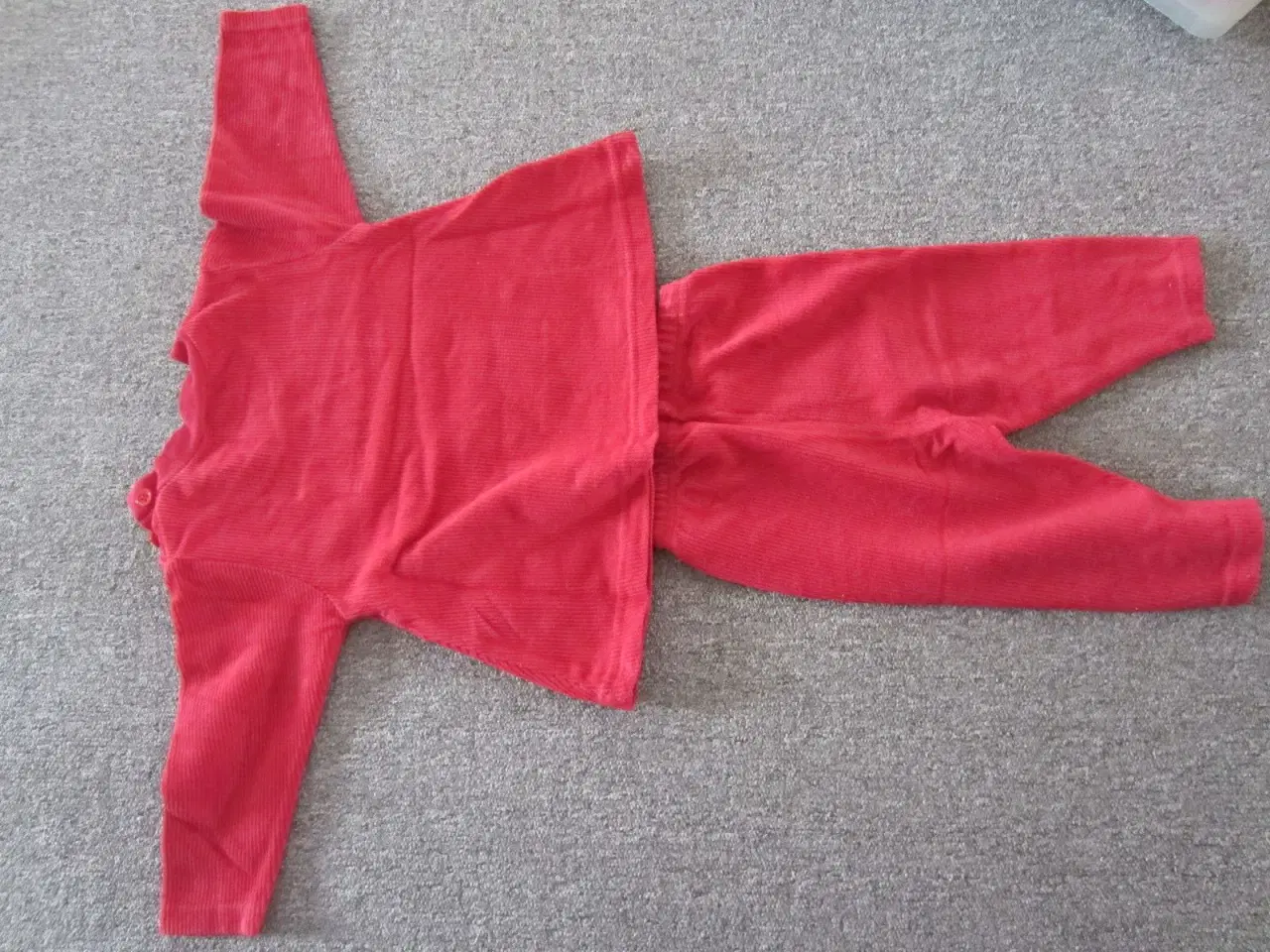 Billede 3 - Rødt sæt af bluse og bukser str. 62