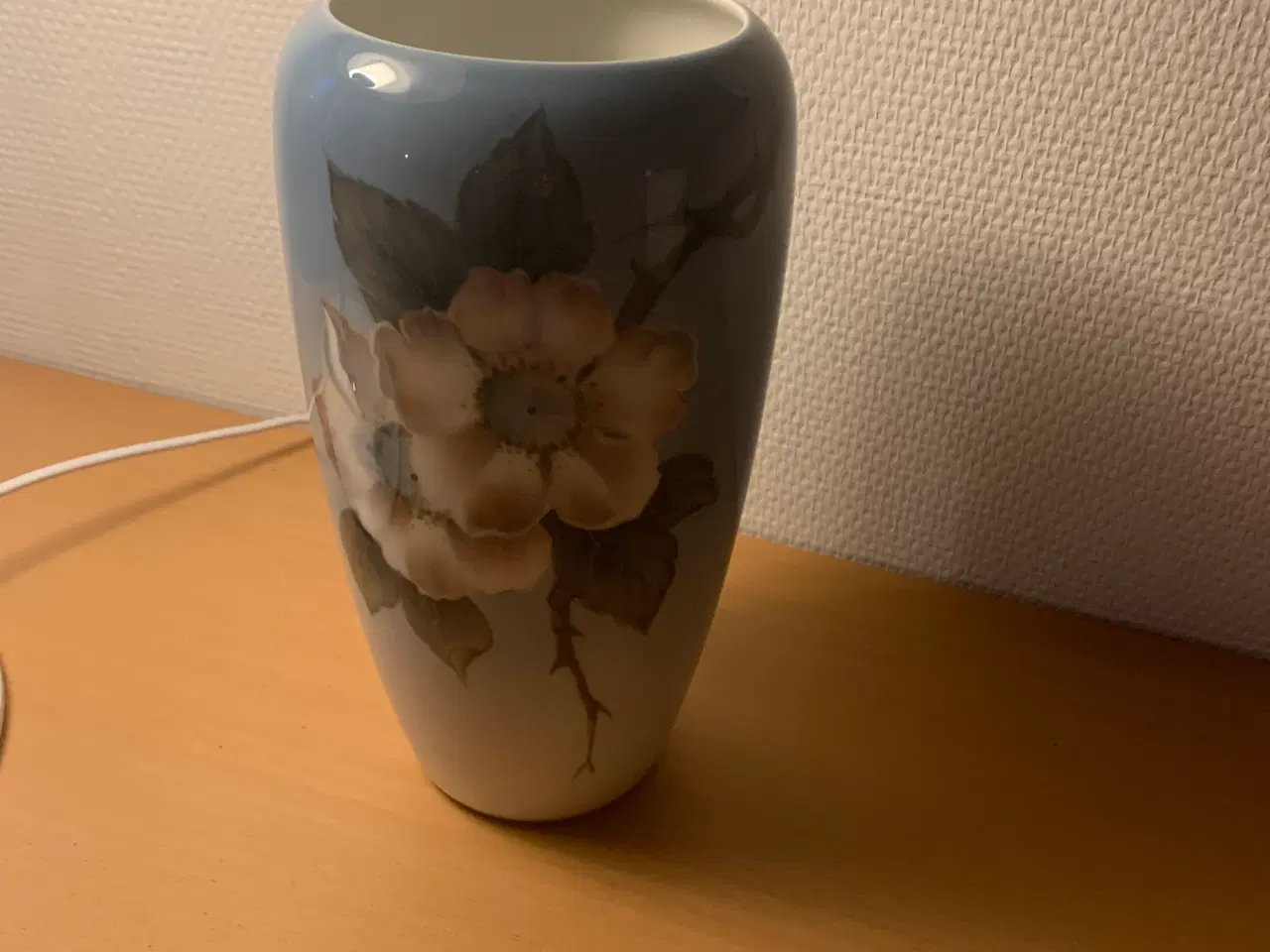 Billede 1 -  Royal Copenhagen Vase nr. 1049 med Rose Motiv