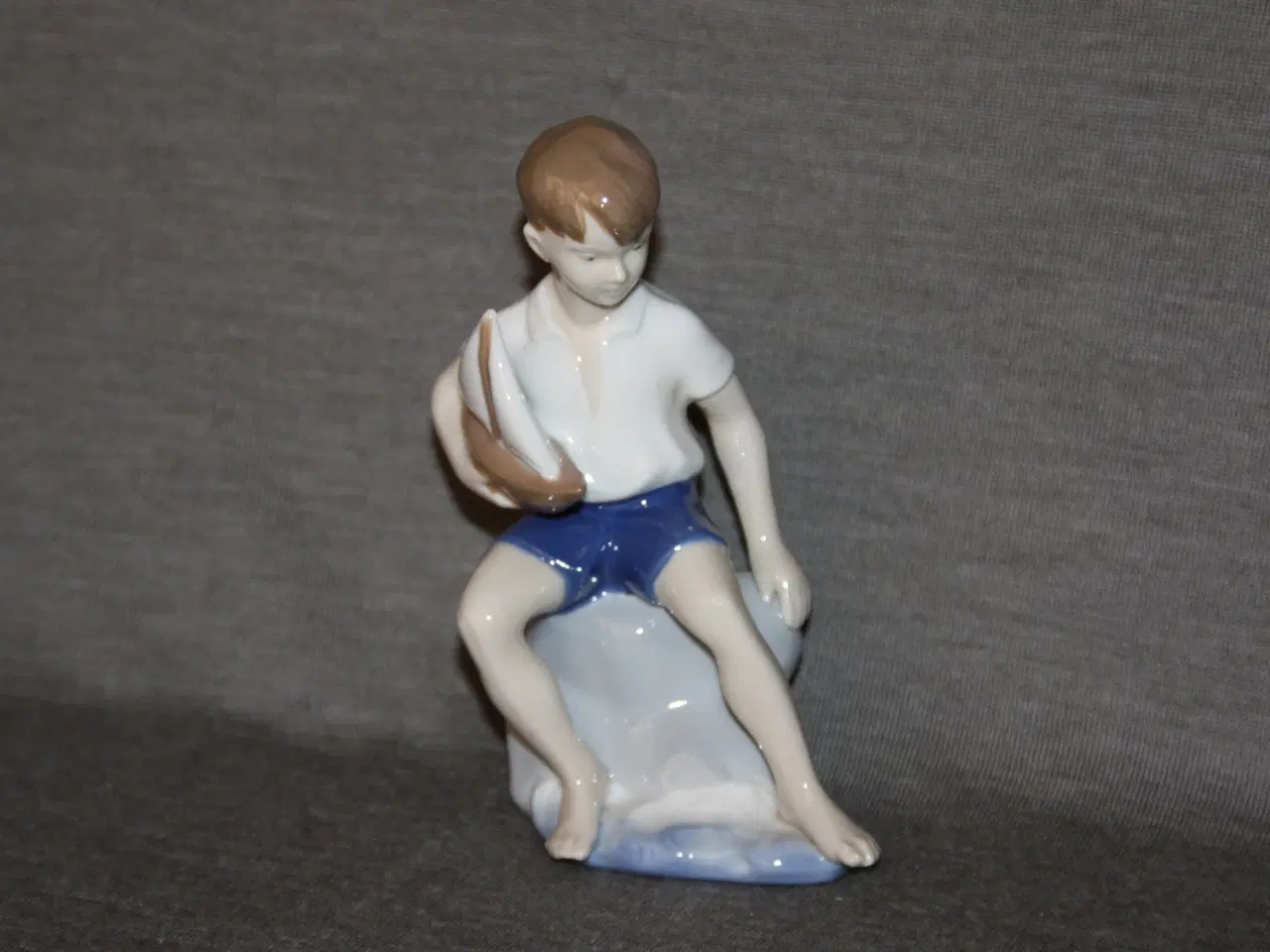 Billede 1 - Figurer af en dreng med skib højde 15 cm