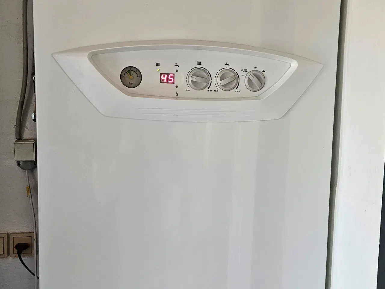 Billede 1 - Gasfyr med indbygget varmtvandsbeholder 4 år gl.
