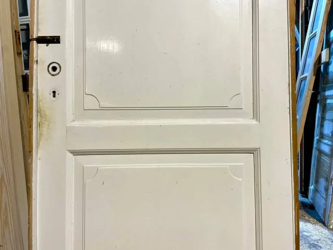 Billede 3 - Fin, højrehængt fyldningsdør m. karm