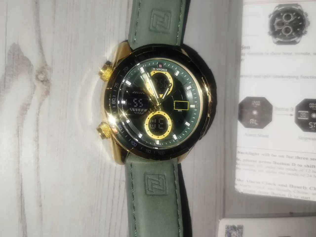 Billede 2 - Flot stort ur med tyk læderrem i en flot armygrøn 