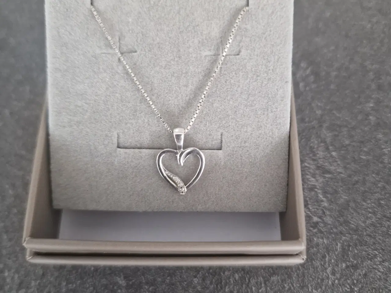 Billede 1 - Hvidgulds hjerte med stel og sølv kæde
