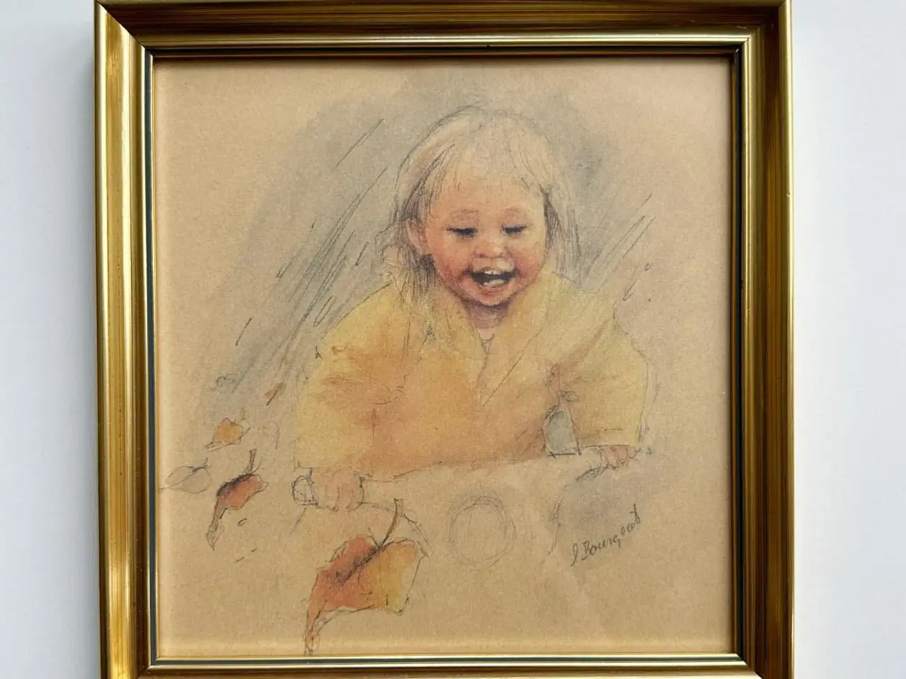 Billede 1 - Barn i guldramme, gul jakke og scooter