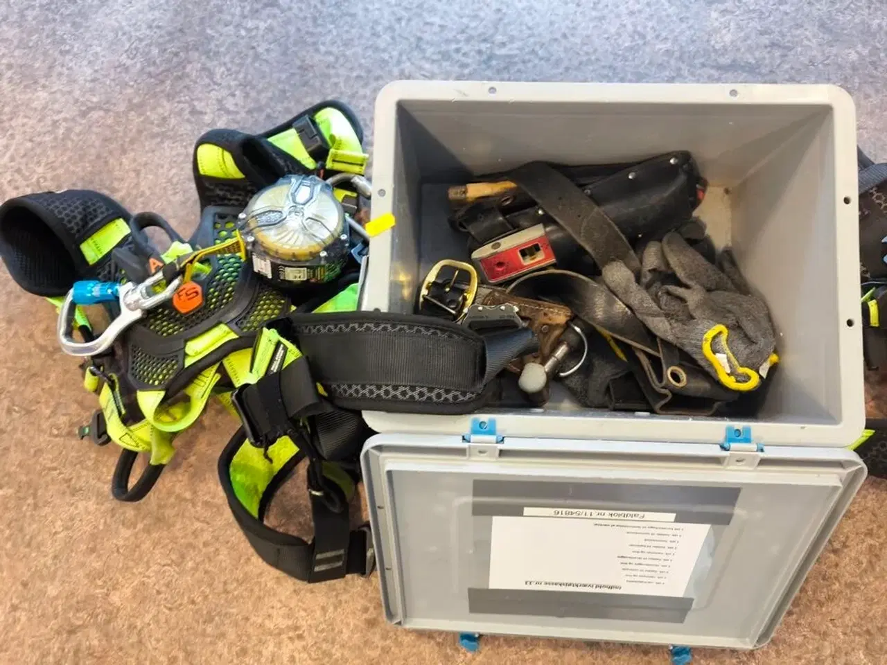 Billede 1 - Kasse m. sikringsgrej samt div.