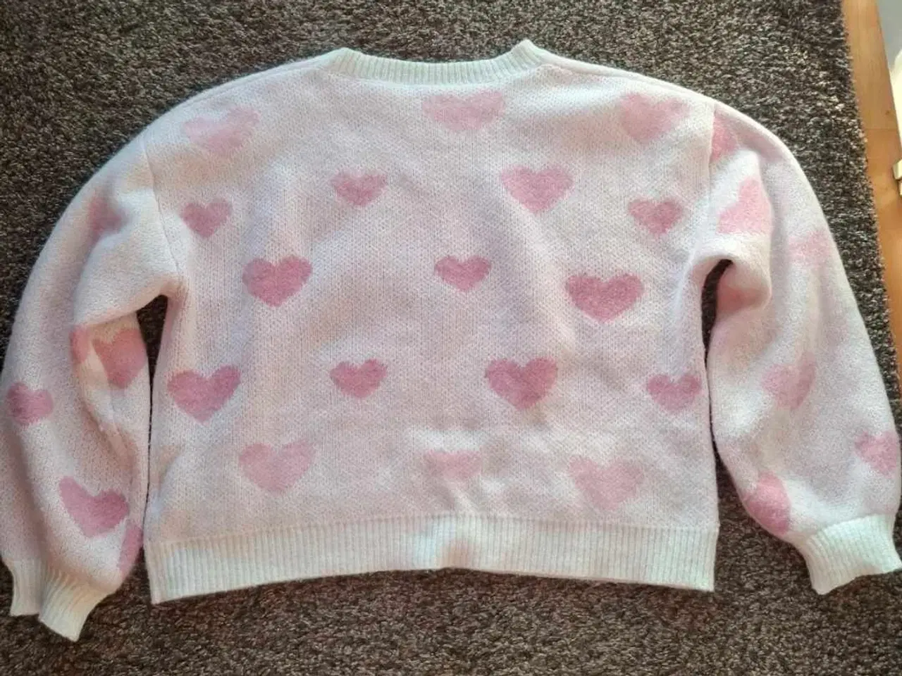 Billede 3 - Hvid sweater med lyserøde hjerter str.L