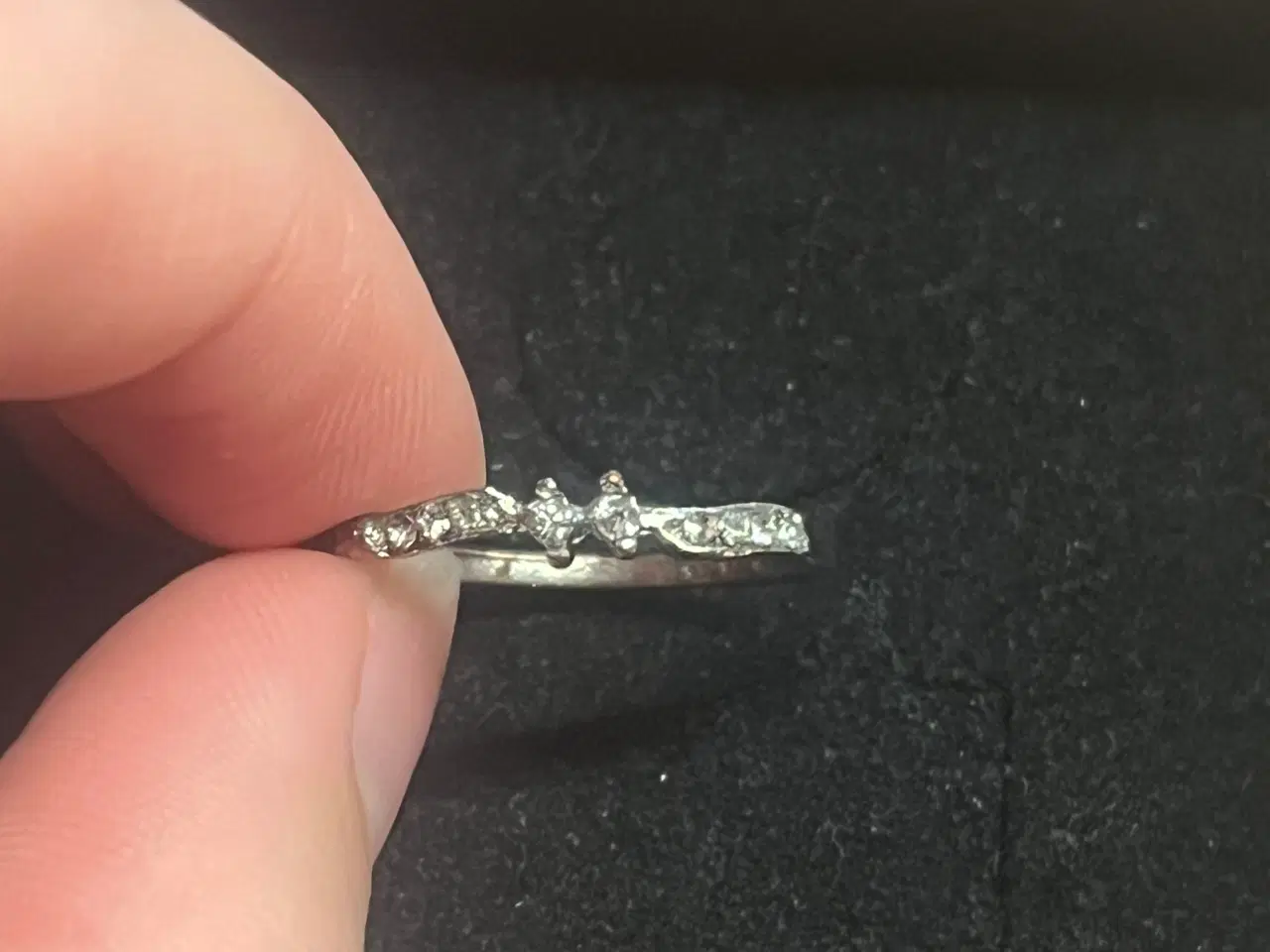 Billede 2 - Sølv ring med diamant design
