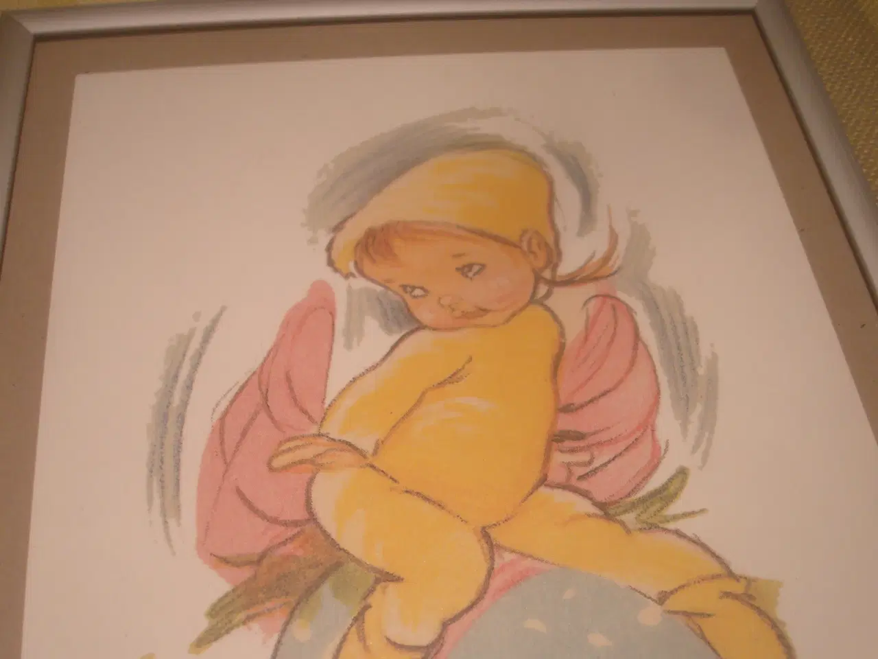 Billede 4 - CHRISTEL PÅSKEBARN SIDDENDE PÅ PÅSKEÆG. Flot stand