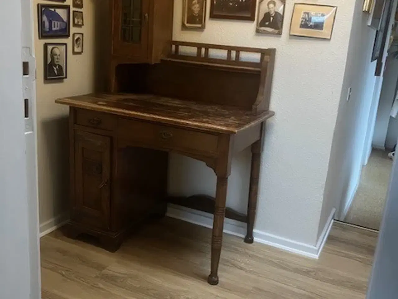 Billede 4 - Kønt, gammelt dameskrivebord.