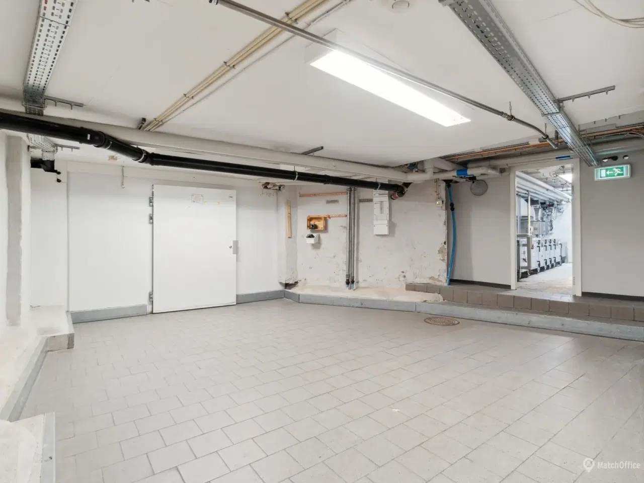 Billede 3 - 150 m² højloftet lager udlejes!