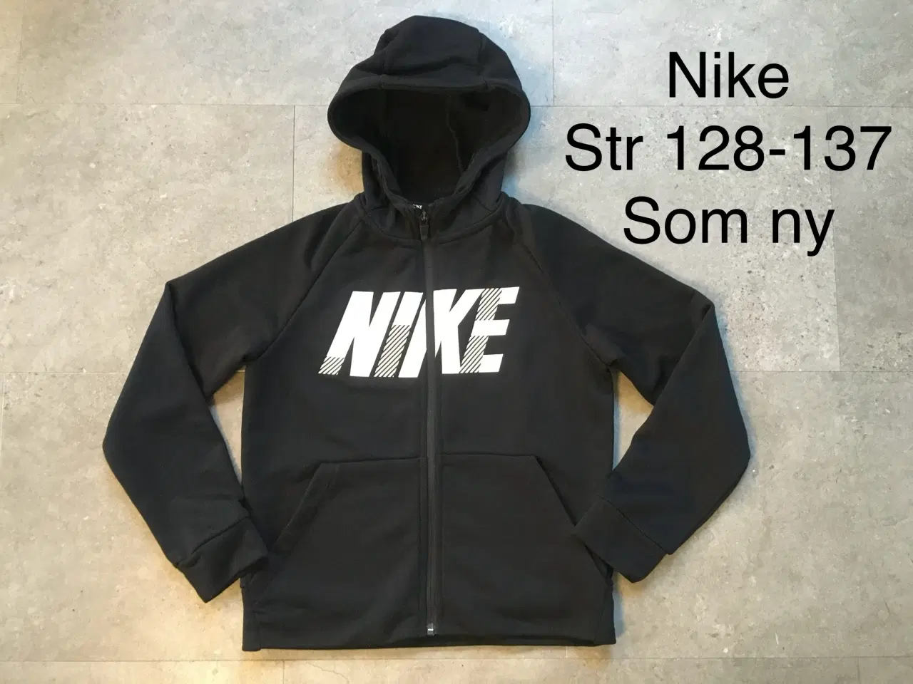 Billede 1 - Str 128-137 Nike trøje med lynlås. Som ny