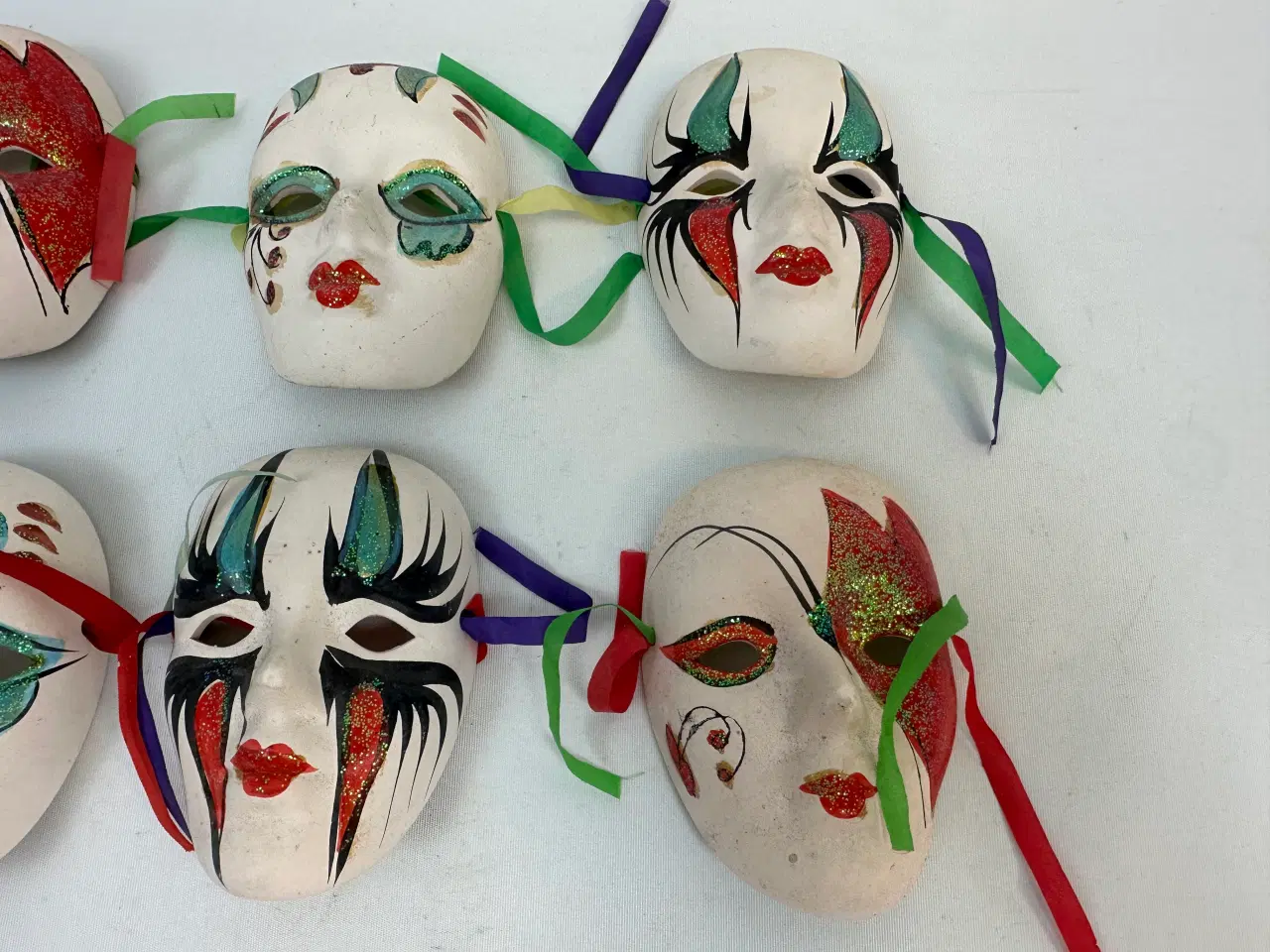 Billede 5 - 6 små masker i bemalet porcelæn