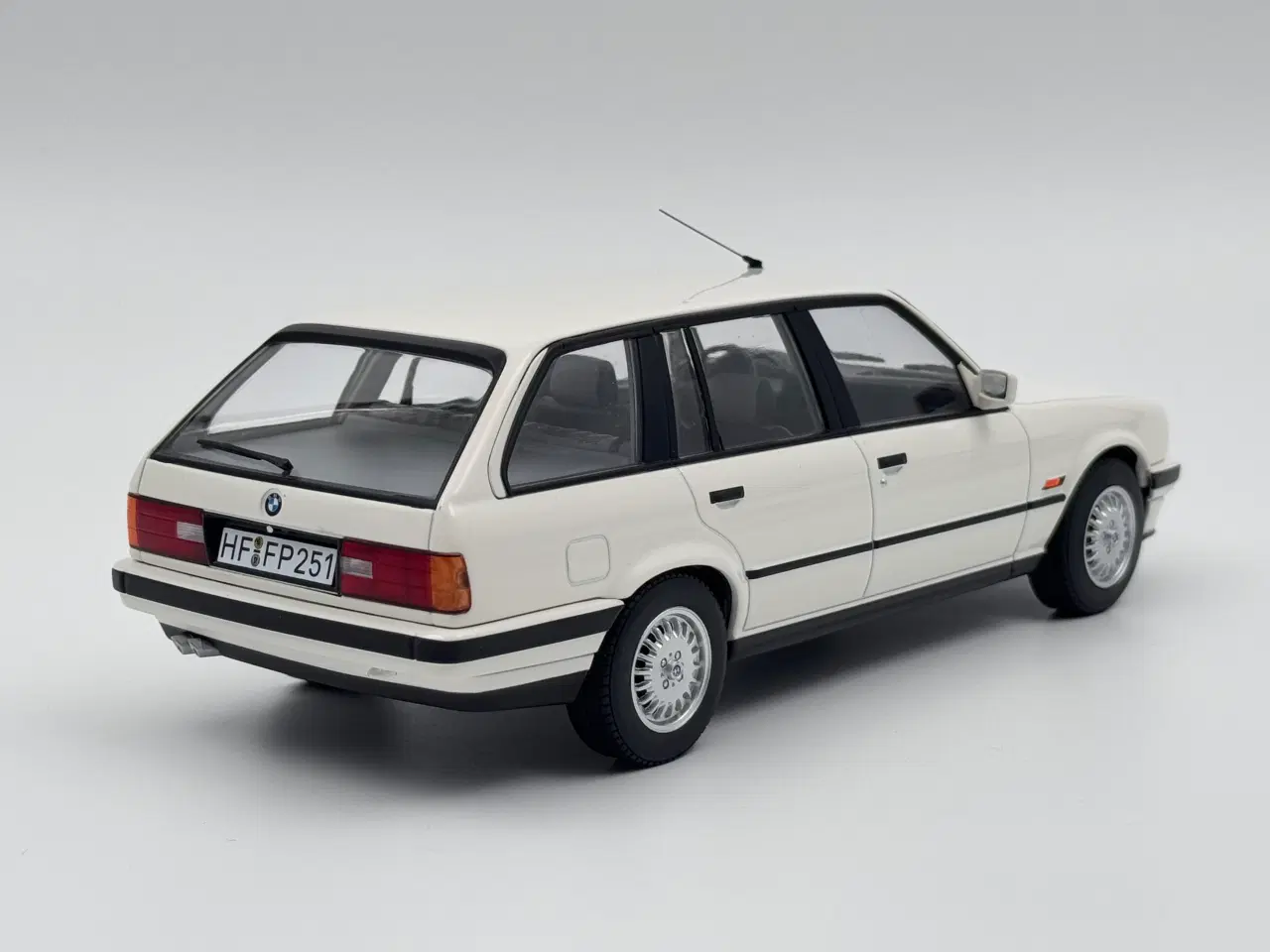 Billede 4 - 1992 BMW 325i E30 Touring Limited Edition - 1:18