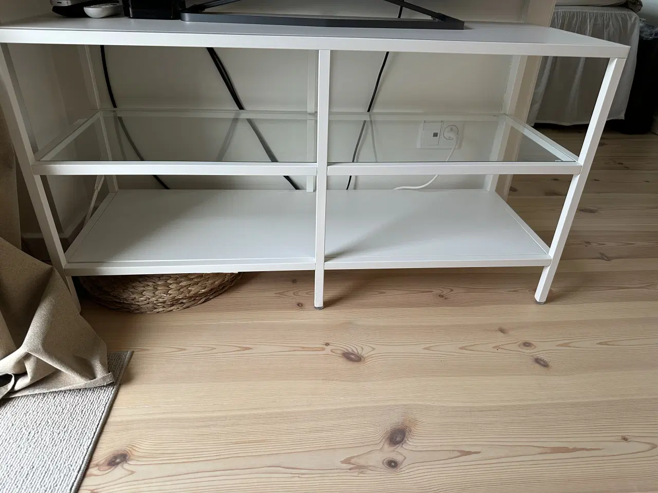 Billede 1 - Hvidt TV-bord m/glasplade