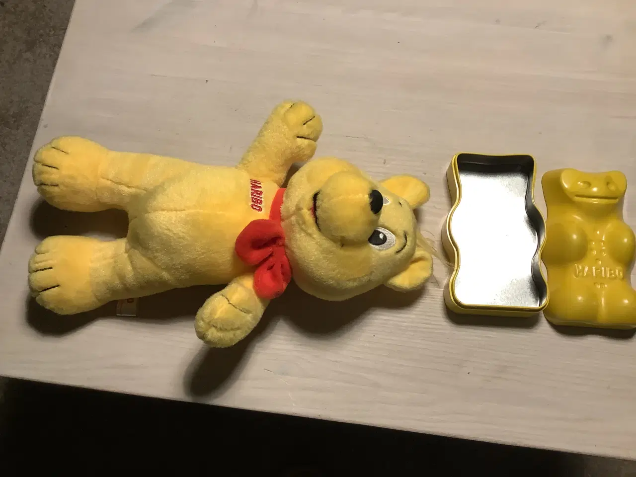 Billede 3 - Haribo bamse gul stof og en gul plastik kasse 