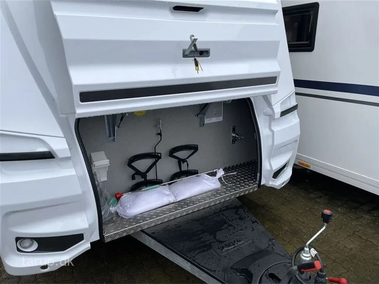 Billede 4 - 2026 - Dethleffs Camper 460 EL    Enkeltsenge med sengeudvidelse, NYHED nu med 2 gasblus, ende-sidde-gruppe, el-gulv-varme, 17 tommer alufælge, 137 l. køleskab m/ fryser,