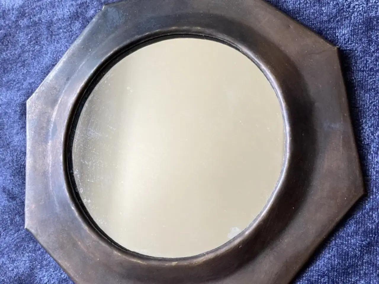 Billede 1 - Sekskantet spejl med metalramme – 14 cm bredt