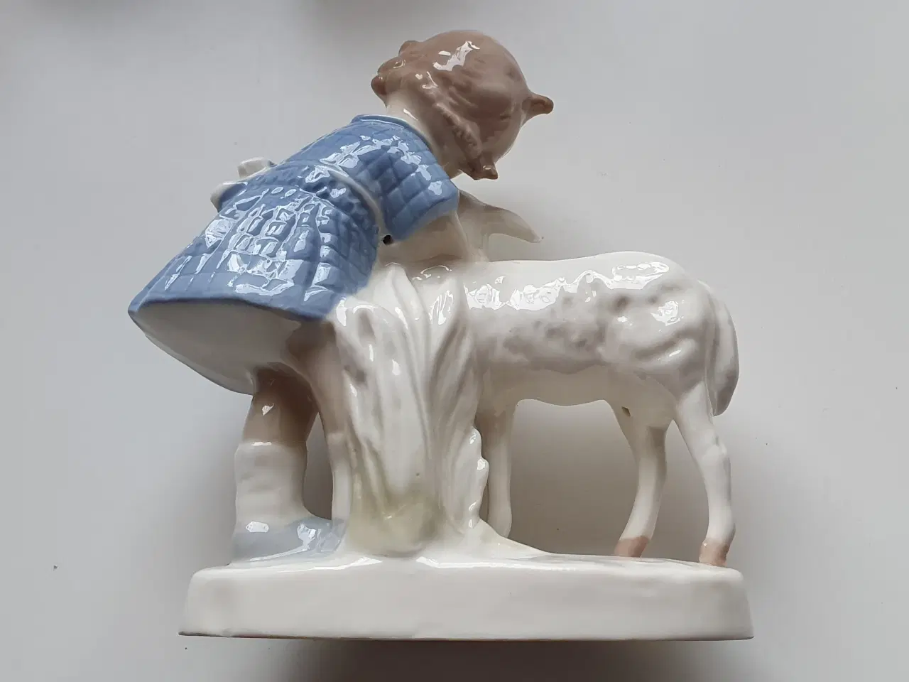 Billede 2 - Porcelænsfigur - Pige krammer får 