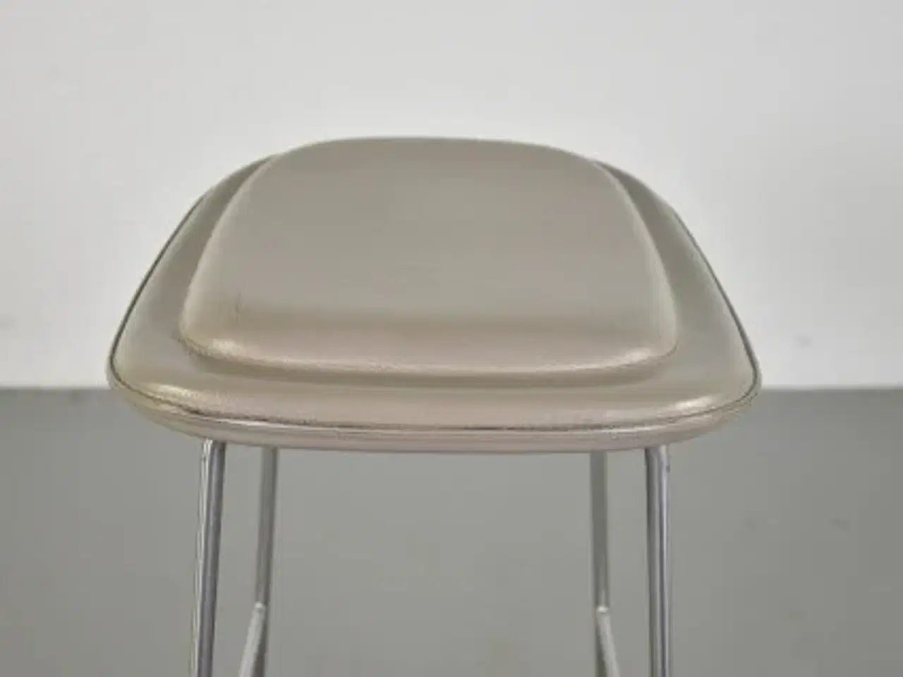 Billede 8 - Cappellini barstol med beige-malet læder på sædet, høj model 2. sortering