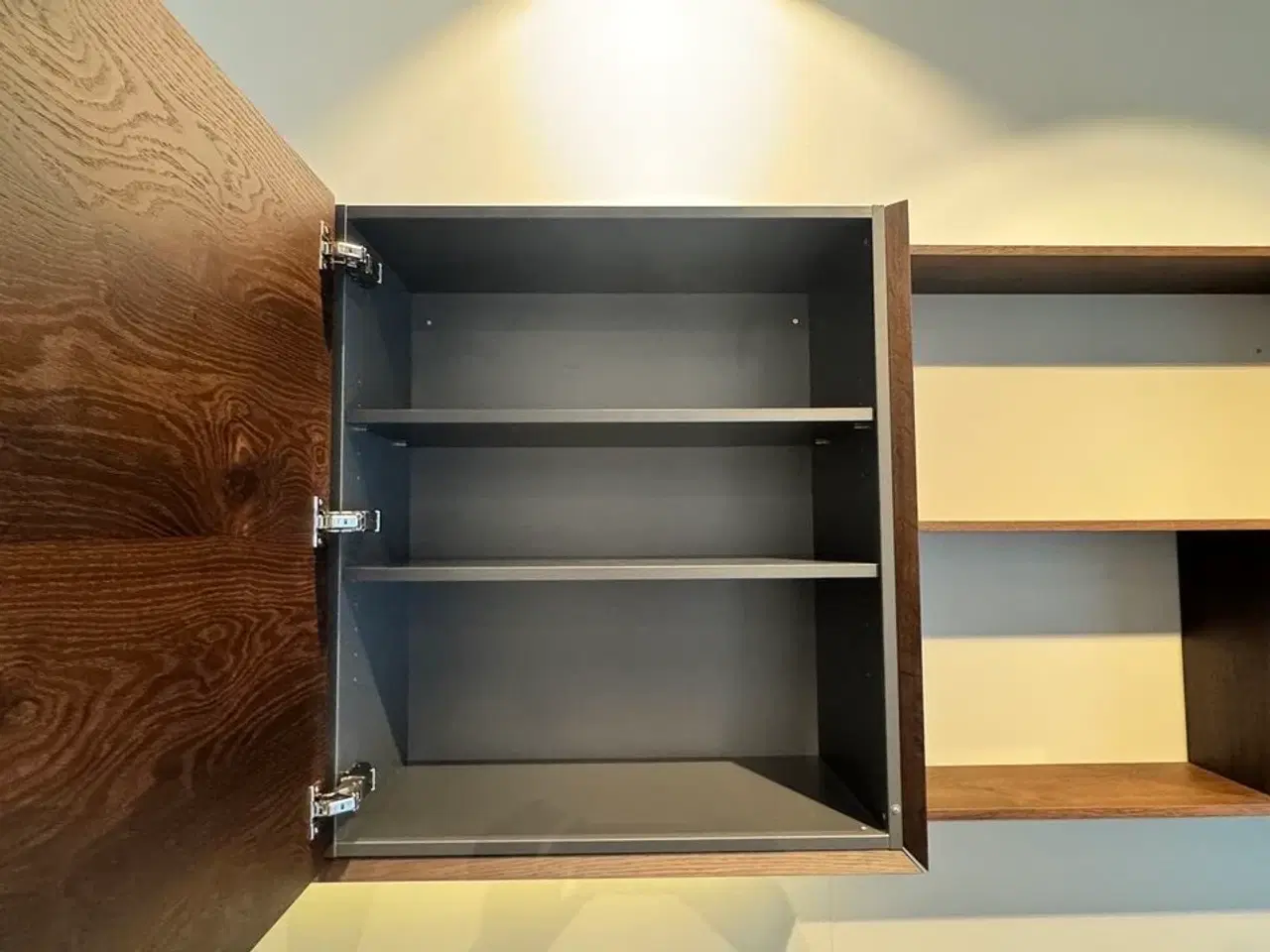 Billede 5 - Boform snedker væghængt møbel i røget eg