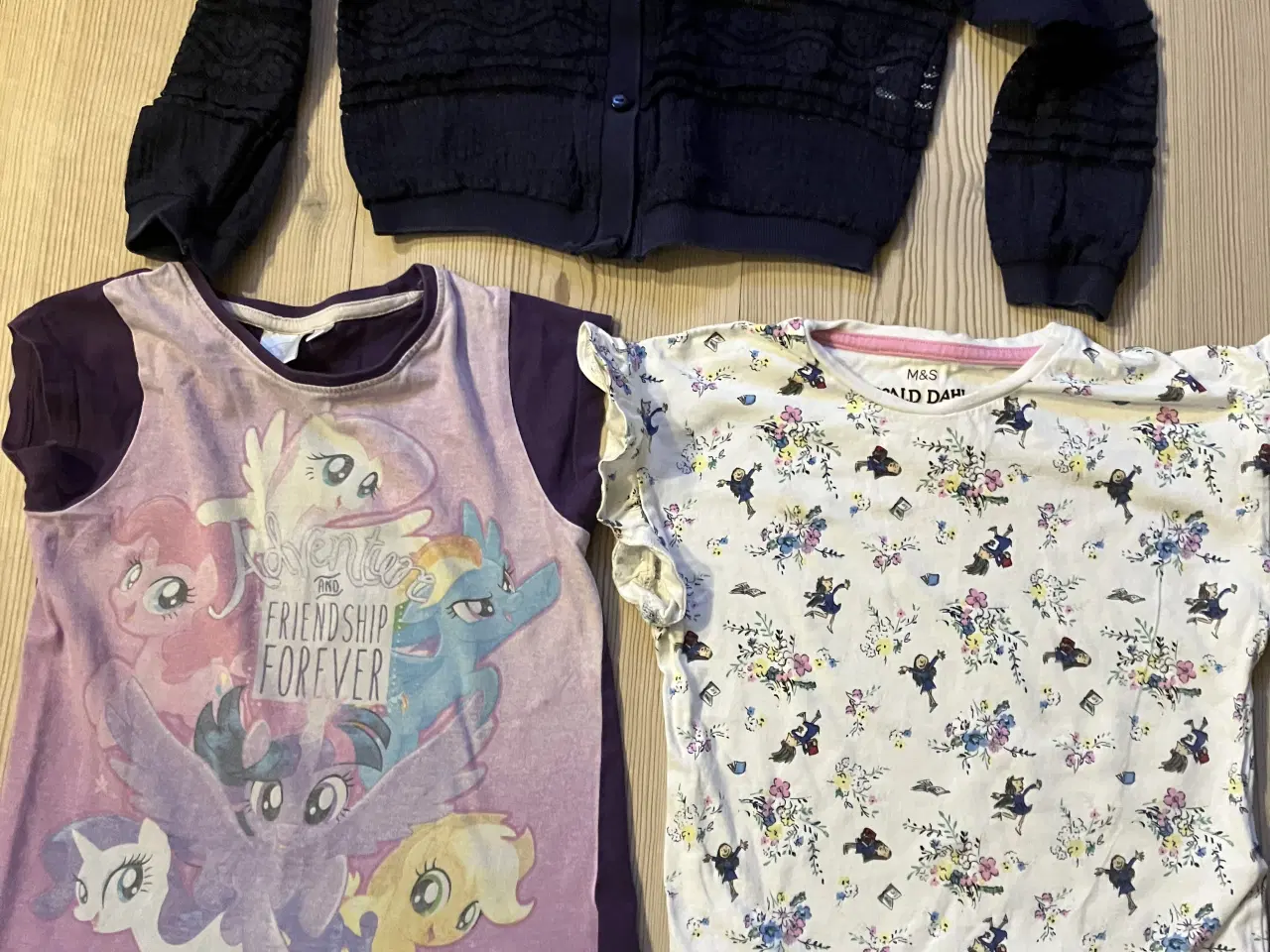 Billede 1 - 2 bluser og en cardigan str. 3/4/5