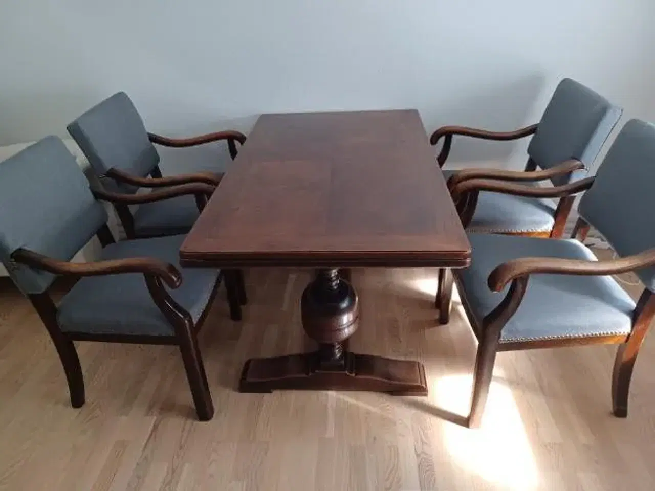 Billede 1 - Oldemors spisebord med 4 stole, og fransk udtræk!