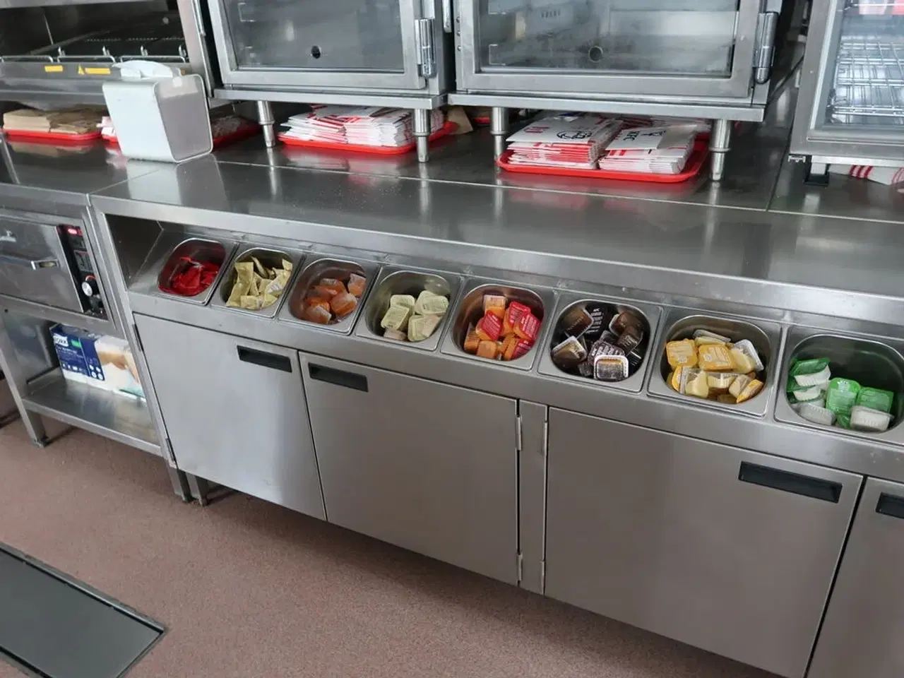 Billede 7 - Rustfri stålbord med indhold