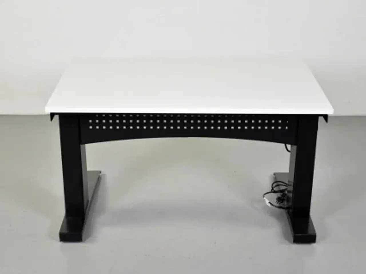 Billede 3 - Hæve-/sænkebord med hvid plade og sort stel, 120 cm.