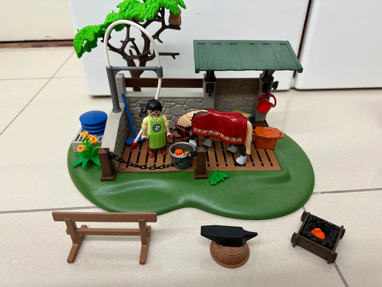 Billede 2 - Playmobil - Hesteskosmed & Vaskeplads til Heste
