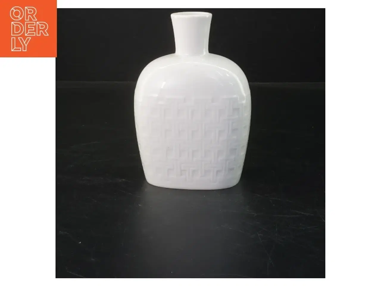 Billede 1 - Hvid keramisk vase fra B&G (str. 15x9 cm)